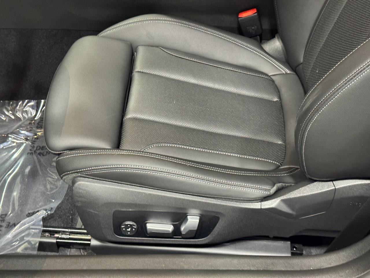 BMW 2 Series Vehicle Full-screen Gallery Image 30