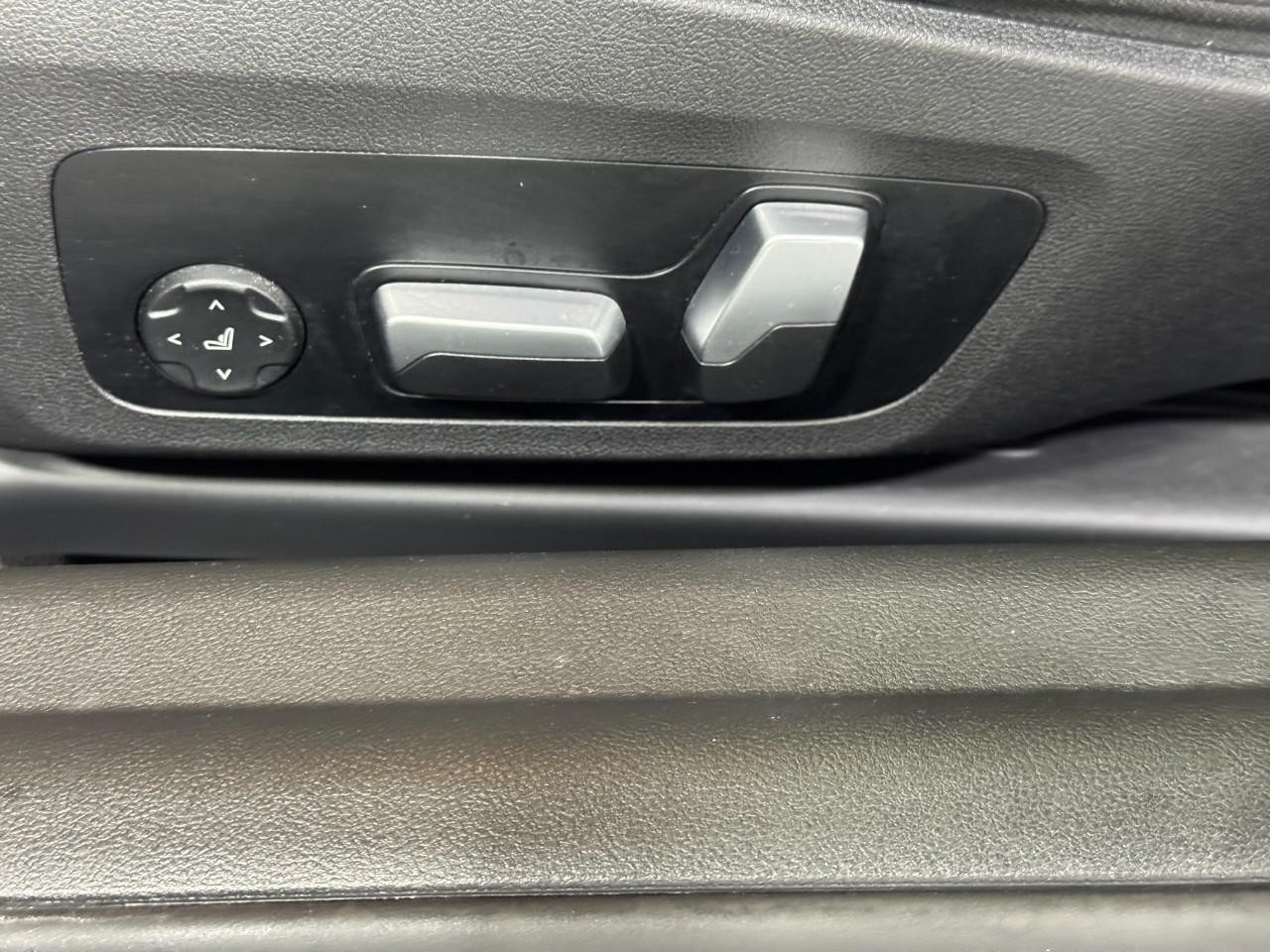 BMW 2 Series Vehicle Full-screen Gallery Image 31