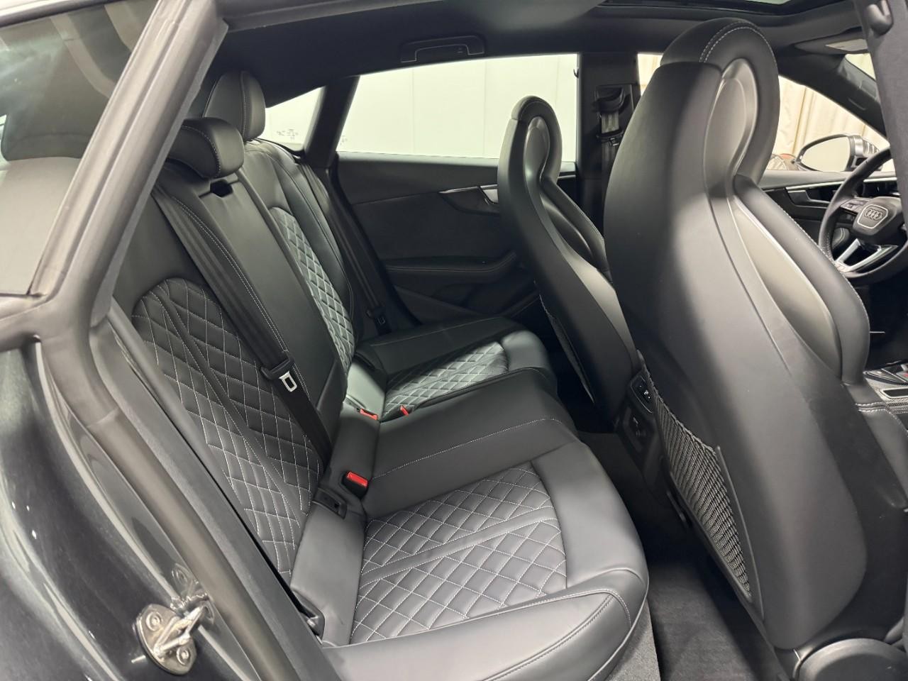 Audi S5 Sportback Vehicle Full-screen Gallery Image 10