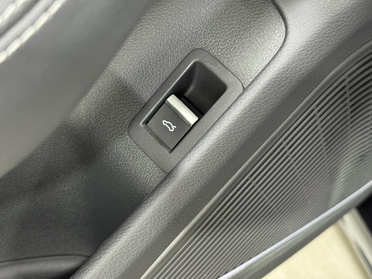 Audi S5 Sportback Vehicle Full-screen Gallery Image 26