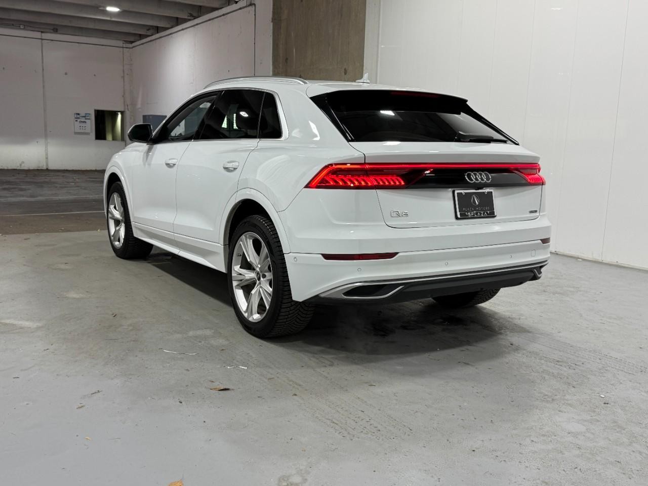 Audi Q8 Vehicle Full-screen Gallery Image 3