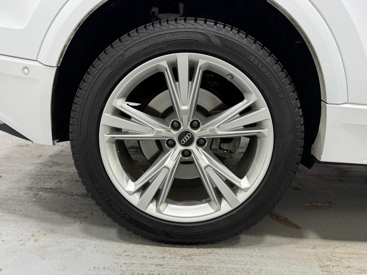 Audi Q8 Vehicle Full-screen Gallery Image 5