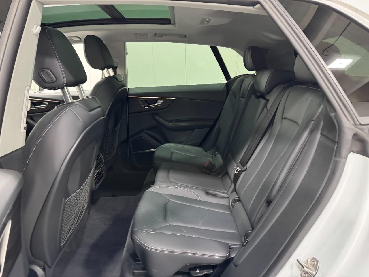 Audi Q8 Vehicle Full-screen Gallery Image 8