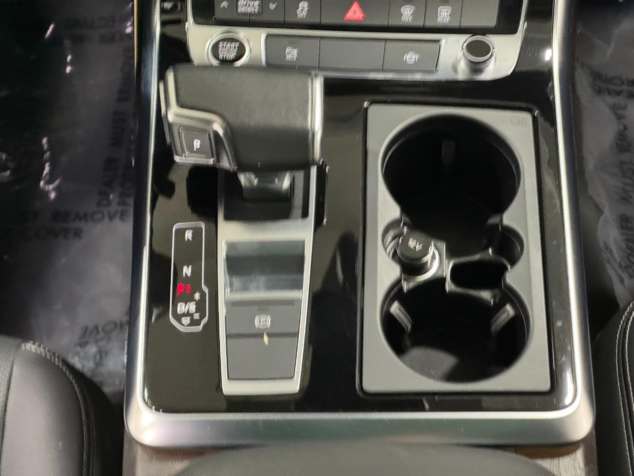 Audi Q8 Vehicle Full-screen Gallery Image 17