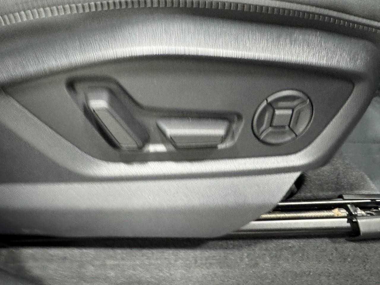 Audi Q8 Vehicle Full-screen Gallery Image 21