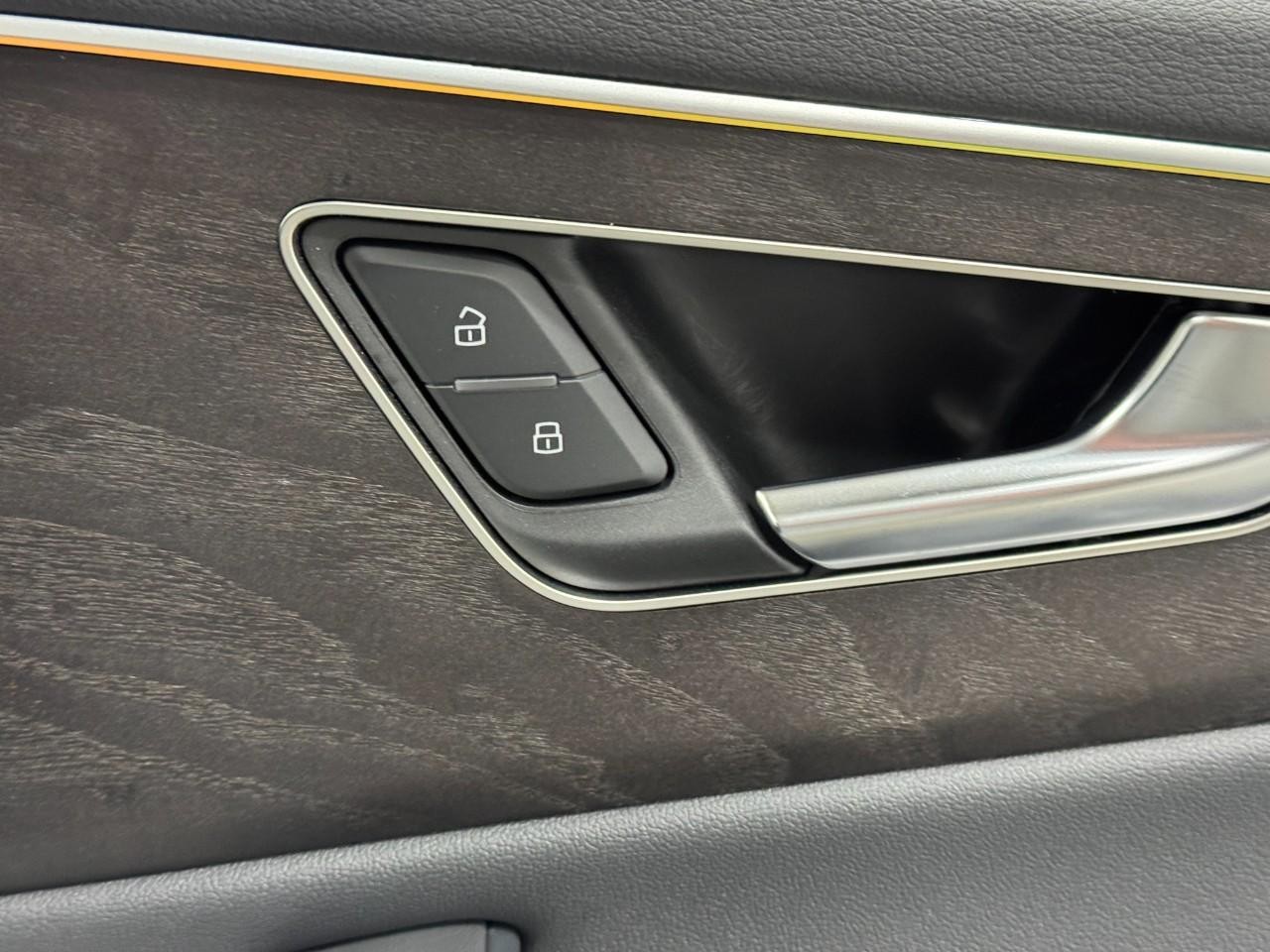 Audi Q8 Vehicle Full-screen Gallery Image 22