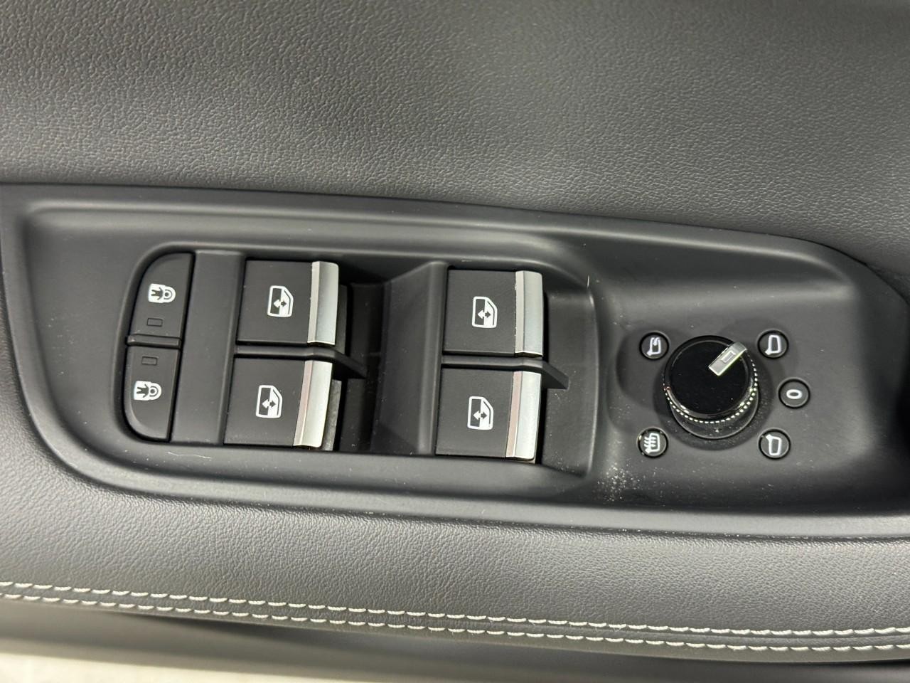 Audi Q8 Vehicle Full-screen Gallery Image 25