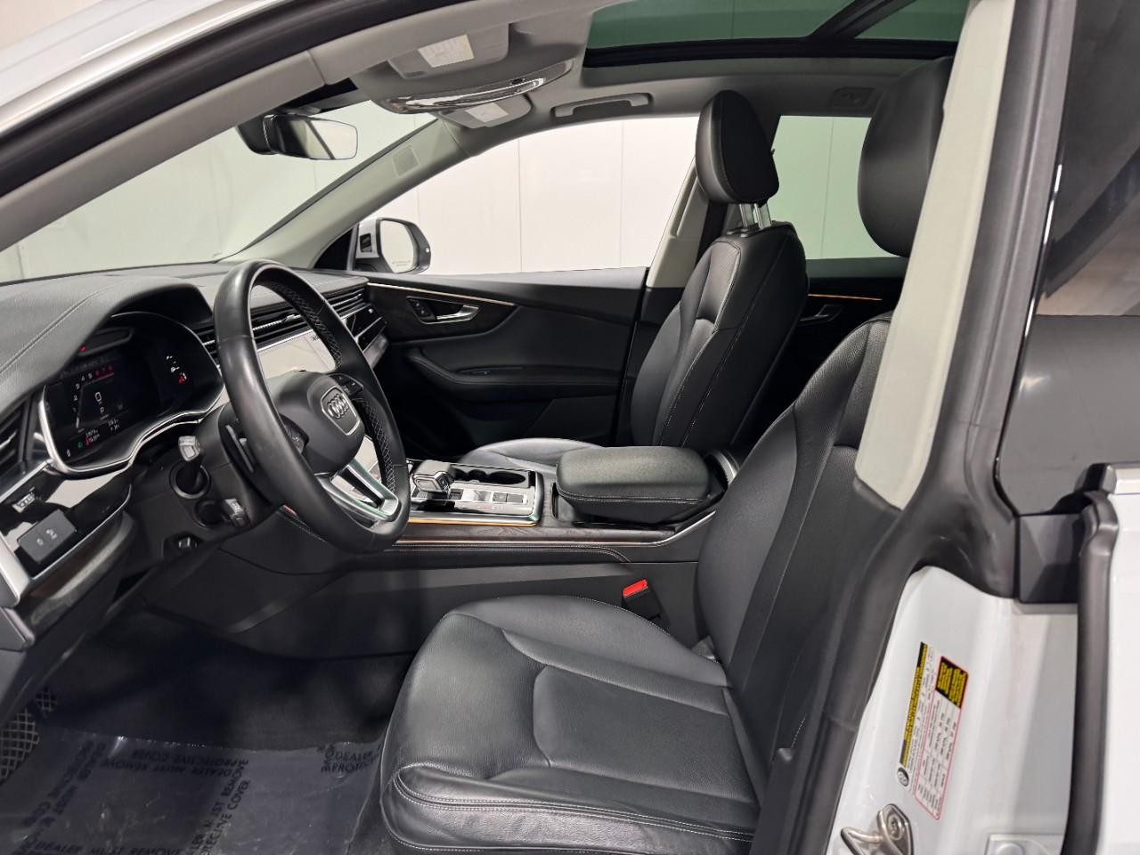 Audi Q8 Vehicle Full-screen Gallery Image 28