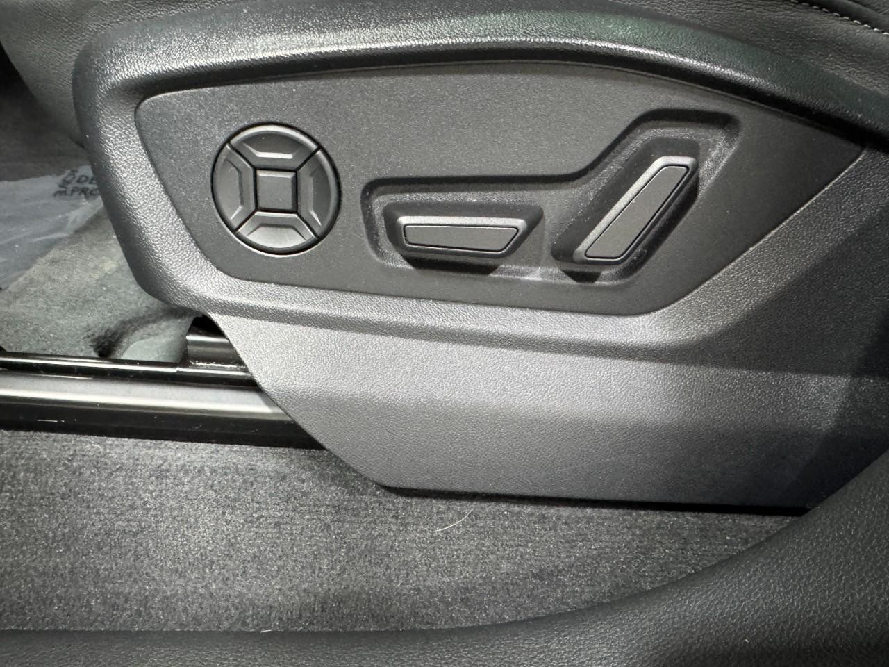 Audi Q8 Vehicle Full-screen Gallery Image 30