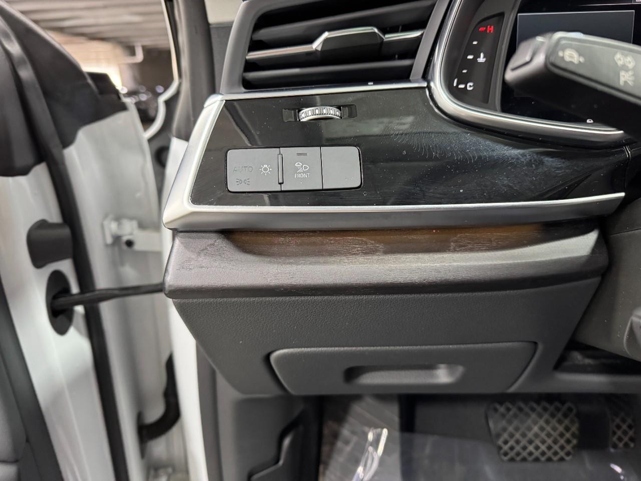 Audi Q8 Vehicle Full-screen Gallery Image 31