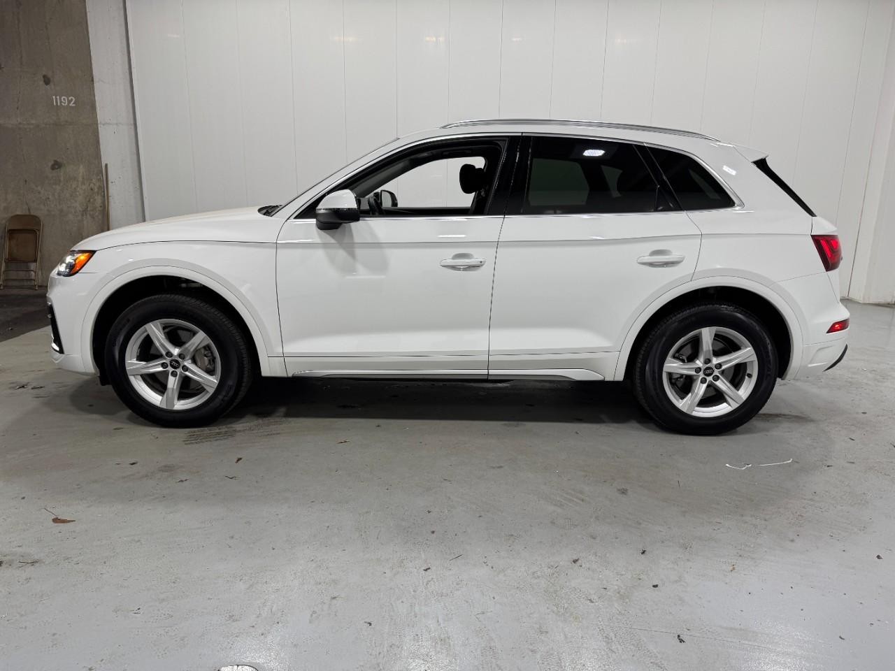 Audi Q5 Vehicle Full-screen Gallery Image 2