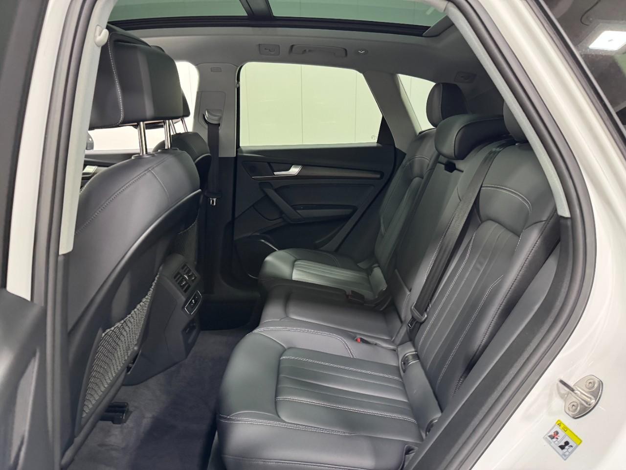 Audi Q5 Vehicle Full-screen Gallery Image 8