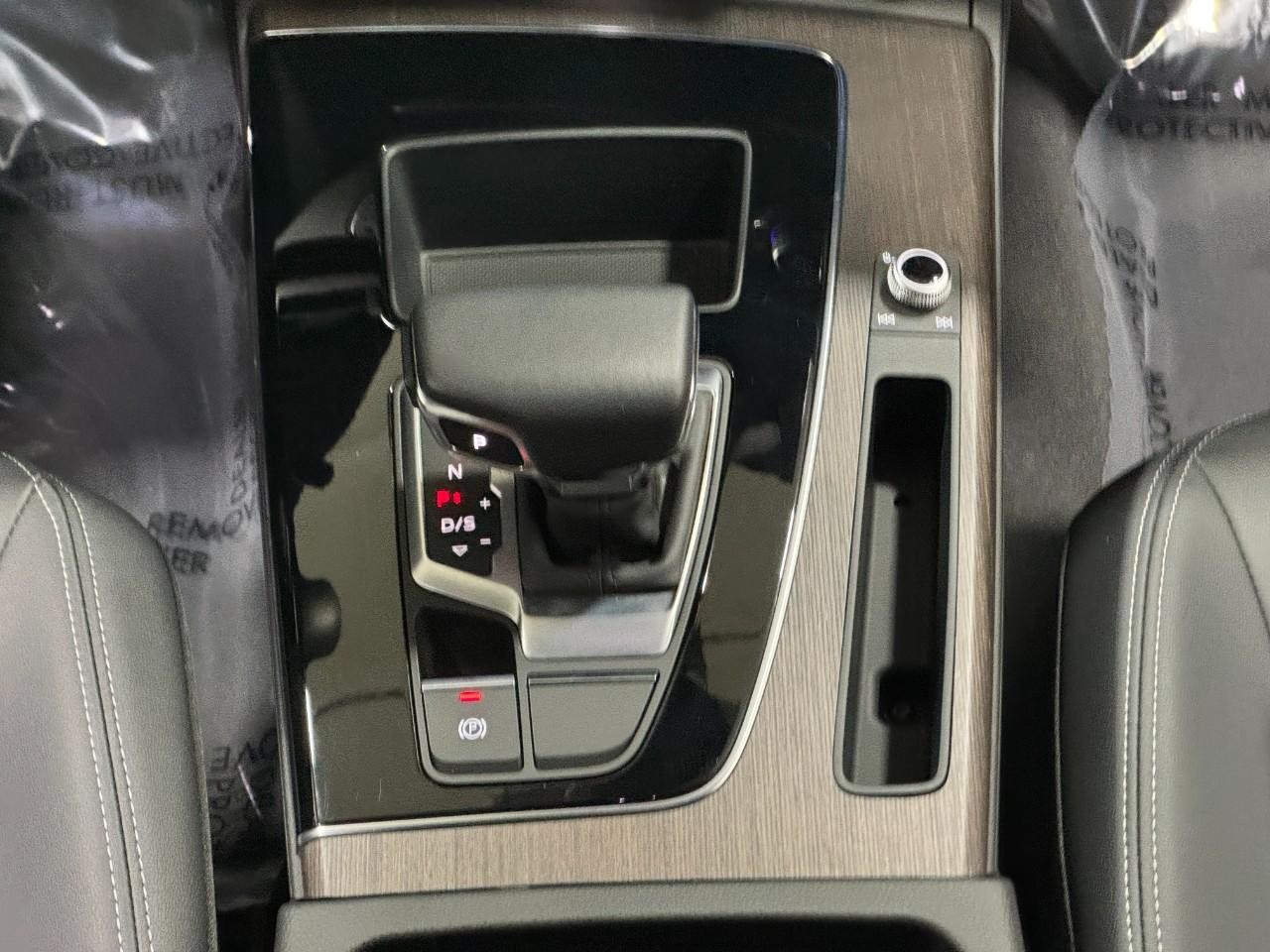 Audi Q5 Vehicle Full-screen Gallery Image 17