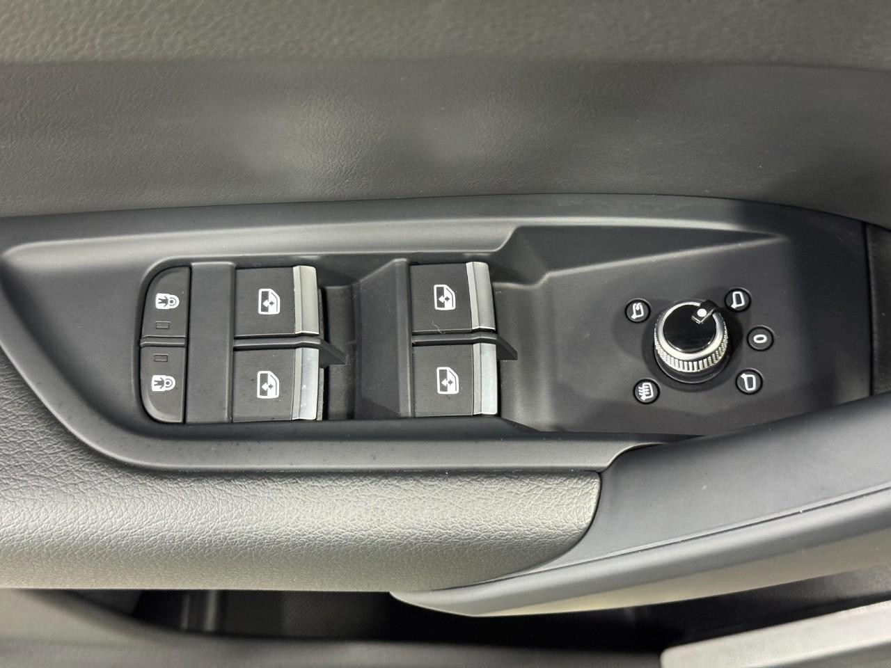 Audi Q5 Vehicle Full-screen Gallery Image 25