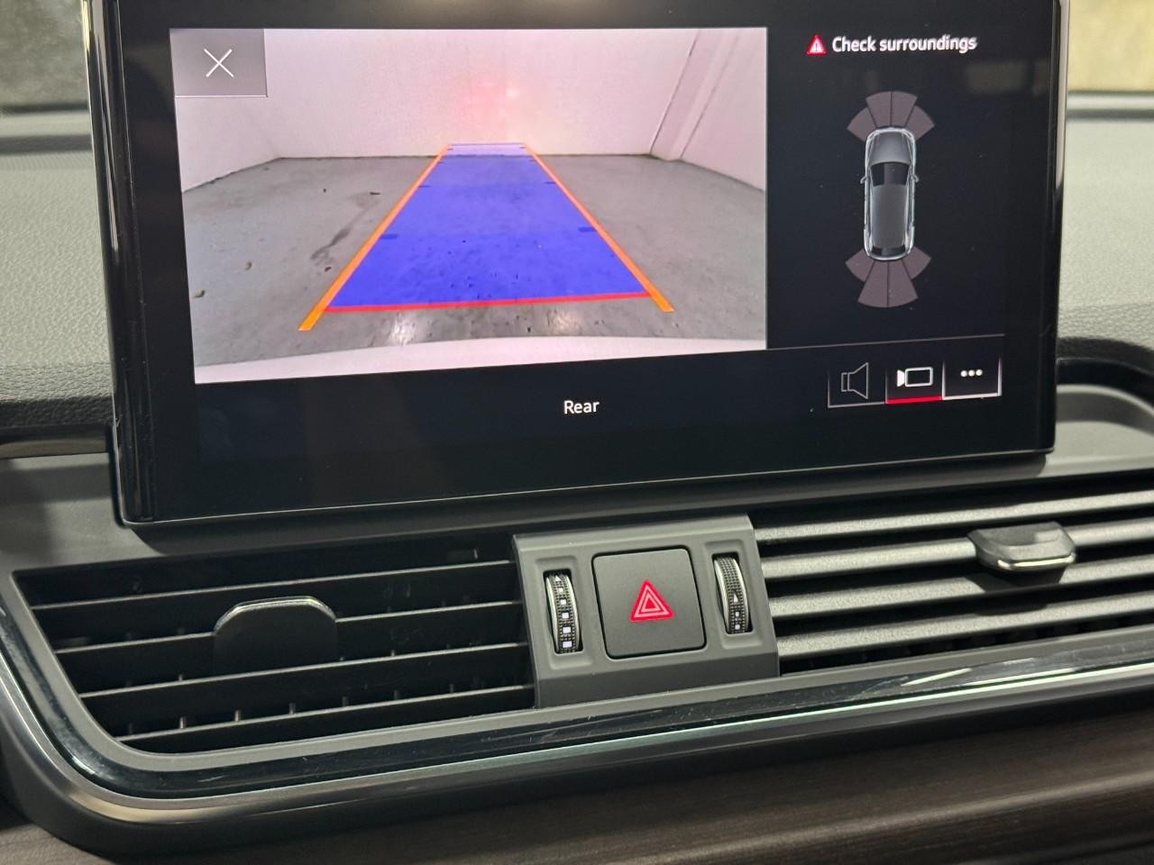 Audi Q5 Vehicle Full-screen Gallery Image 35