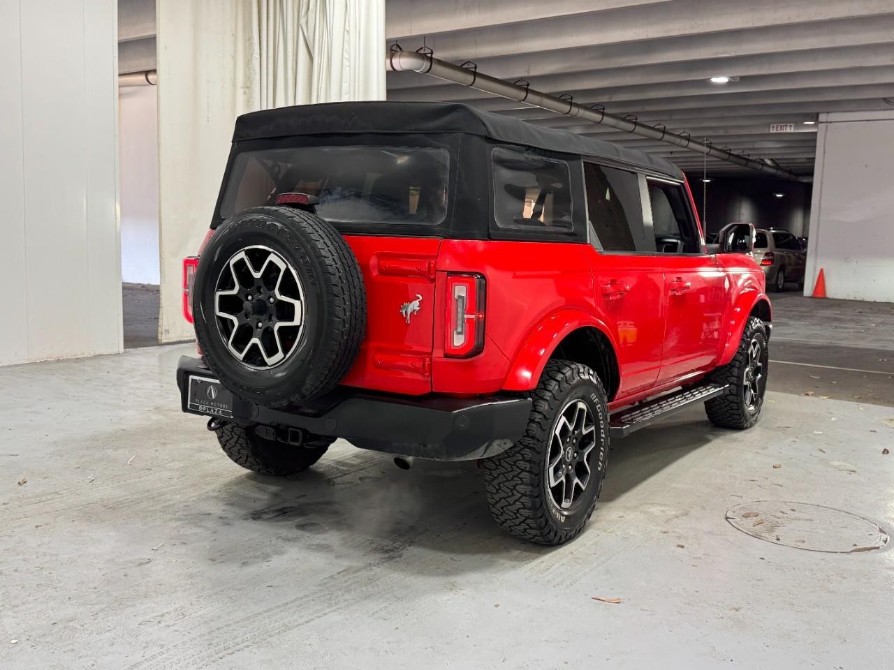 Ford Bronco Vehicle Full-screen Gallery Image 4