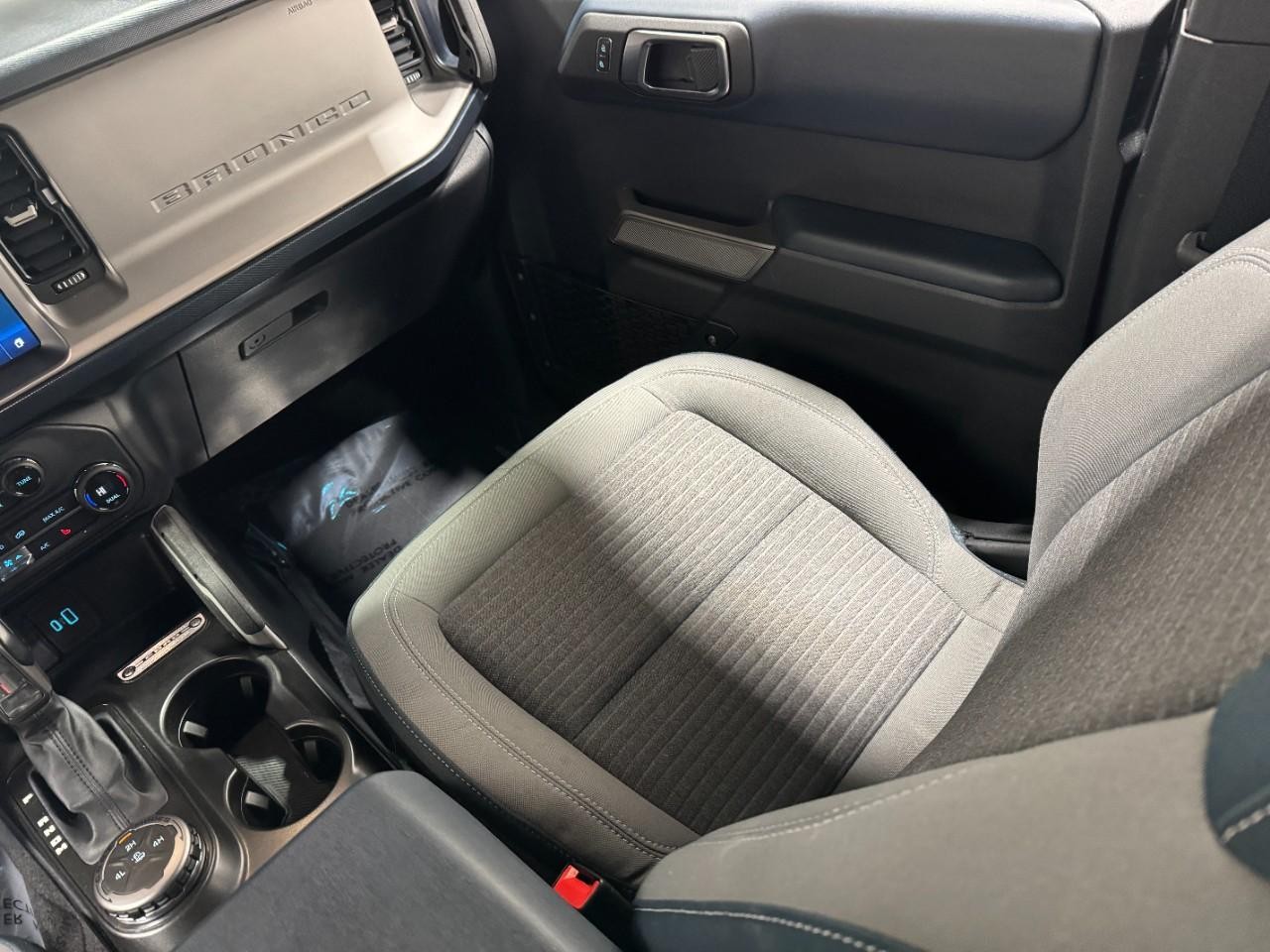 Ford Bronco Vehicle Full-screen Gallery Image 16