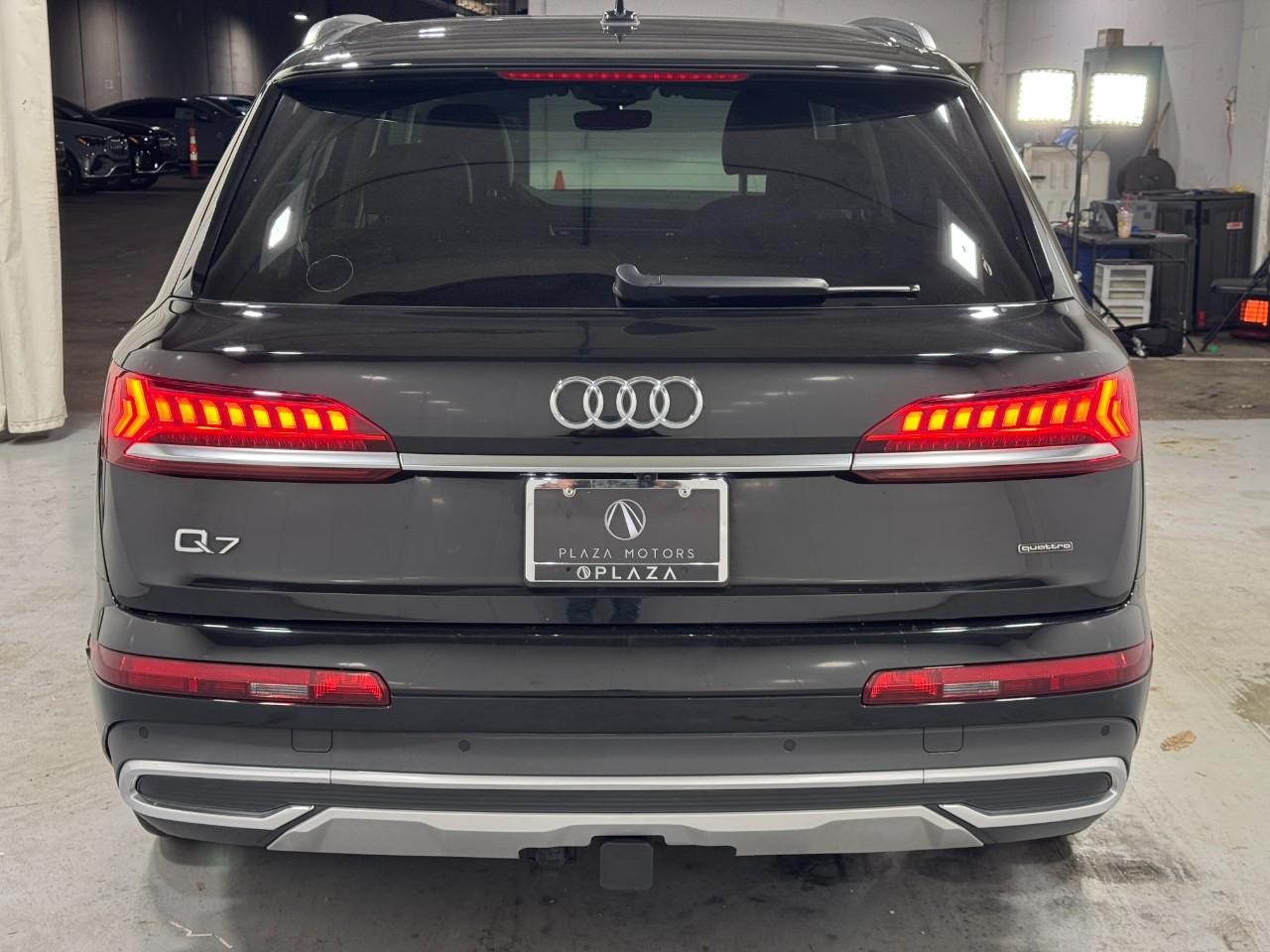 Audi Q7 Vehicle Full-screen Gallery Image 4