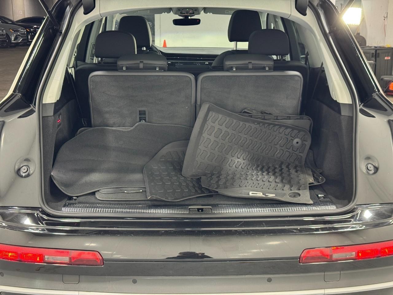 Audi Q7 Vehicle Full-screen Gallery Image 5