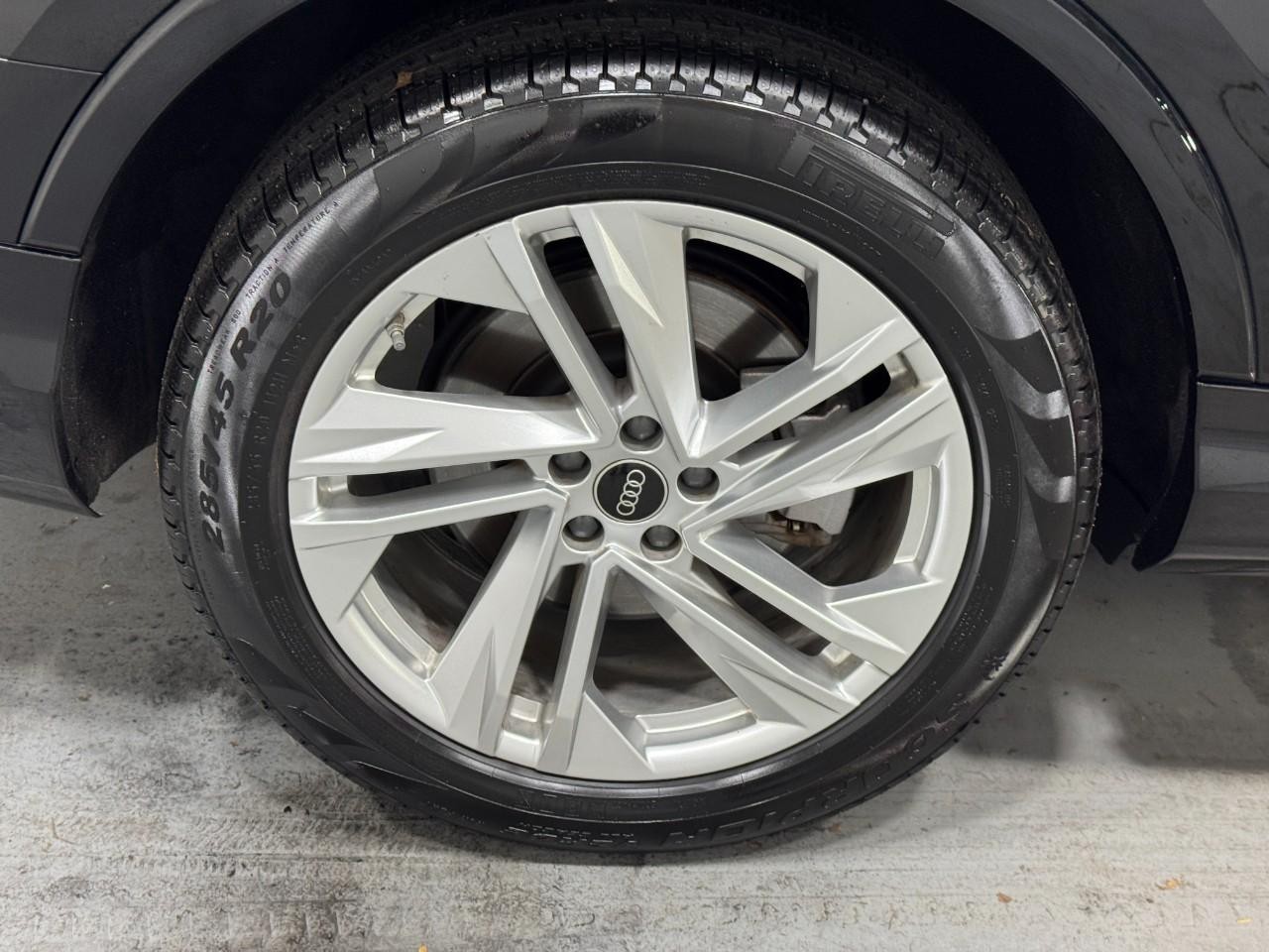 Audi Q7 Vehicle Full-screen Gallery Image 7