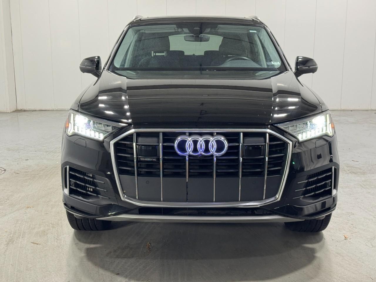 Audi Q7 Vehicle Full-screen Gallery Image 9