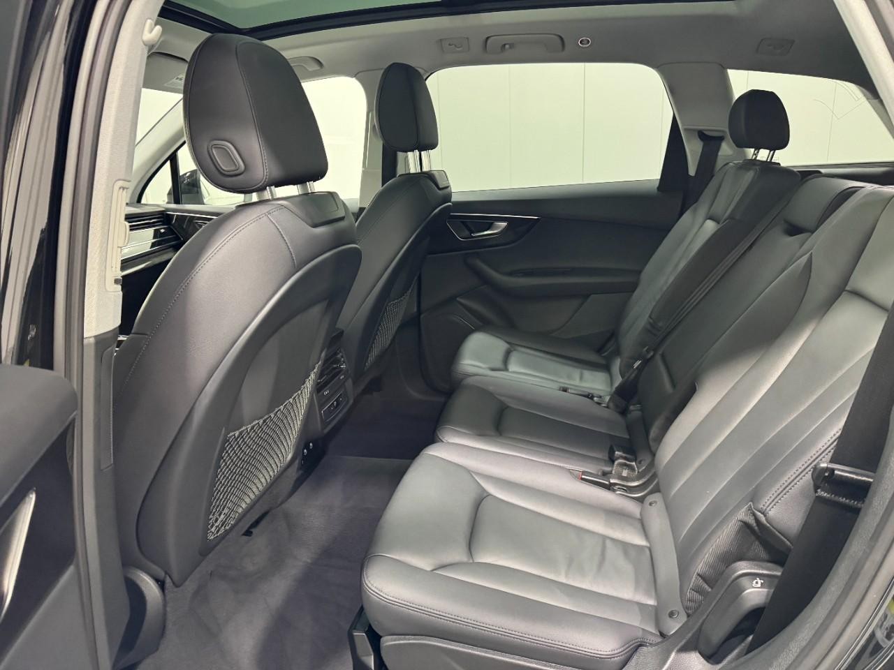 Audi Q7 Vehicle Full-screen Gallery Image 11