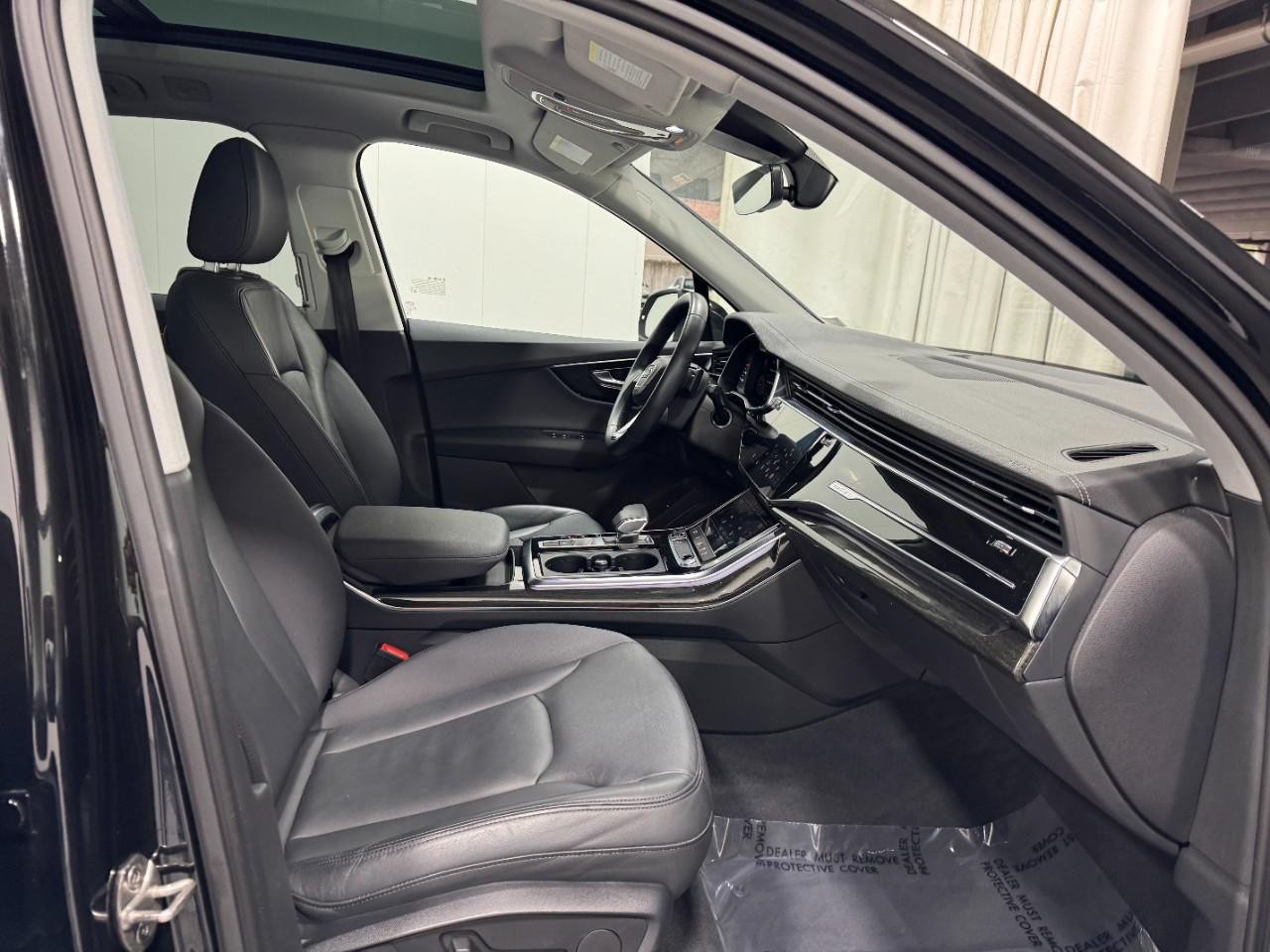 Audi Q7 Vehicle Full-screen Gallery Image 12