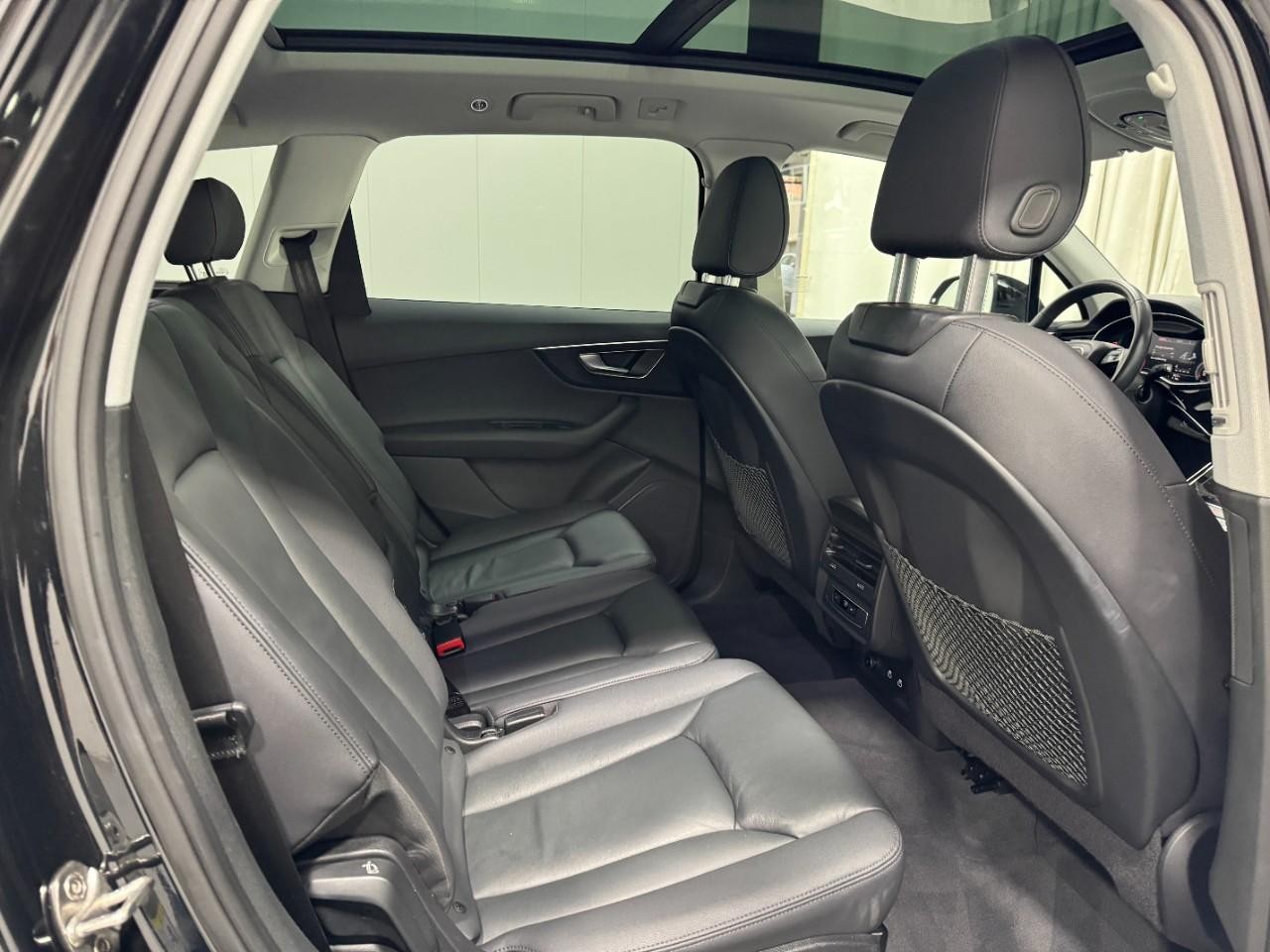 Audi Q7 Vehicle Full-screen Gallery Image 13