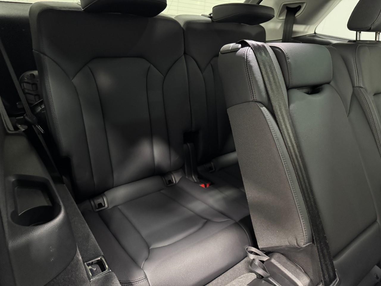 Audi Q7 Vehicle Full-screen Gallery Image 14