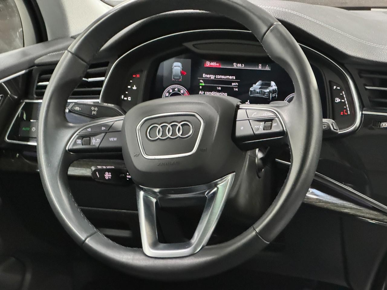 Audi Q7 Vehicle Full-screen Gallery Image 16