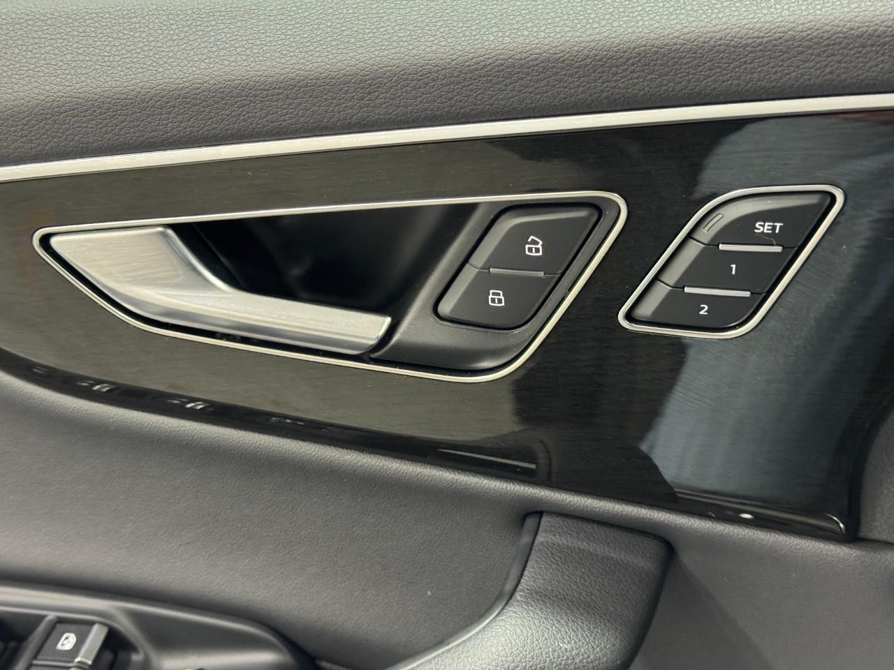 Audi Q7 Vehicle Full-screen Gallery Image 29