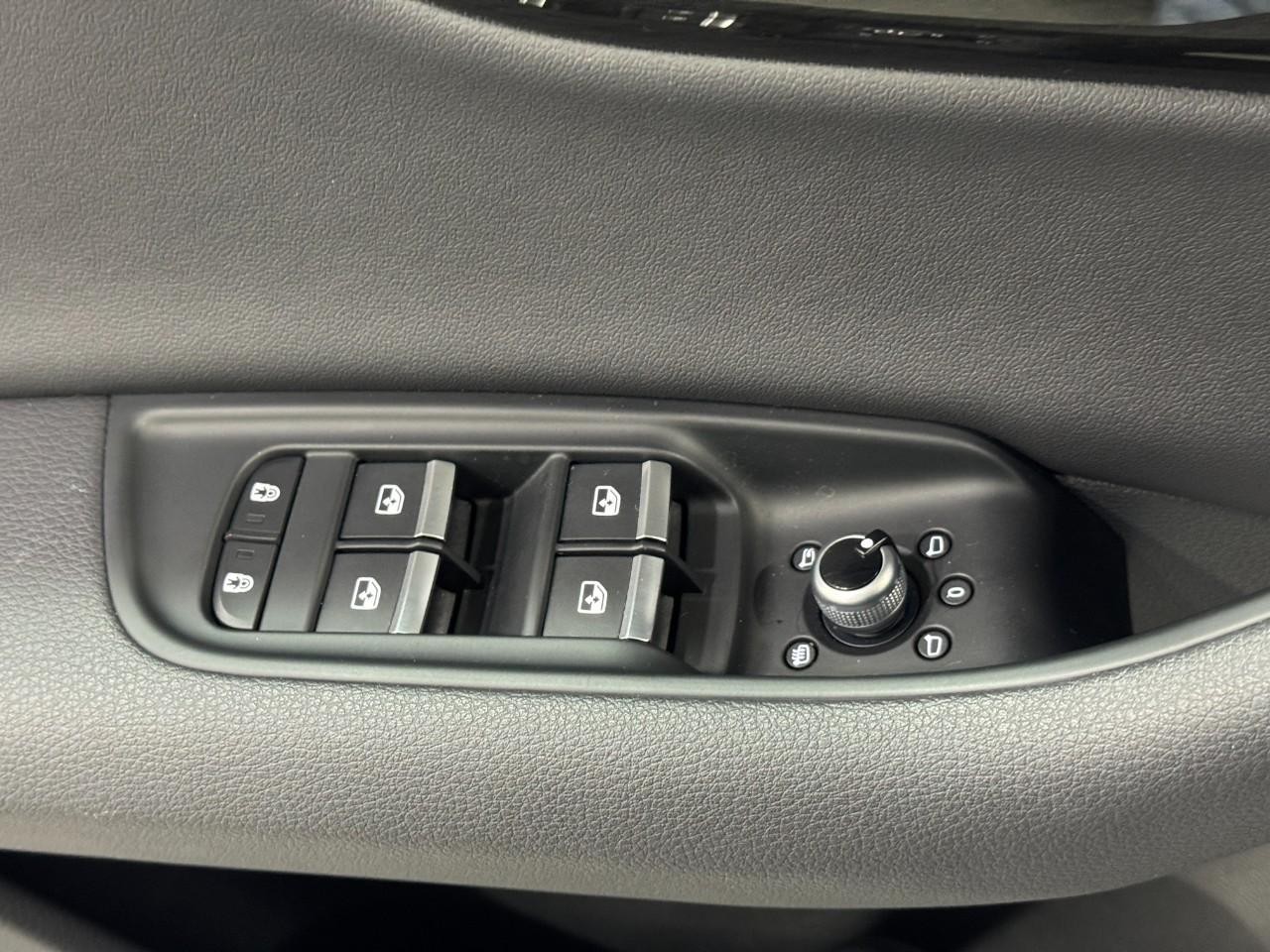 Audi Q7 Vehicle Full-screen Gallery Image 30