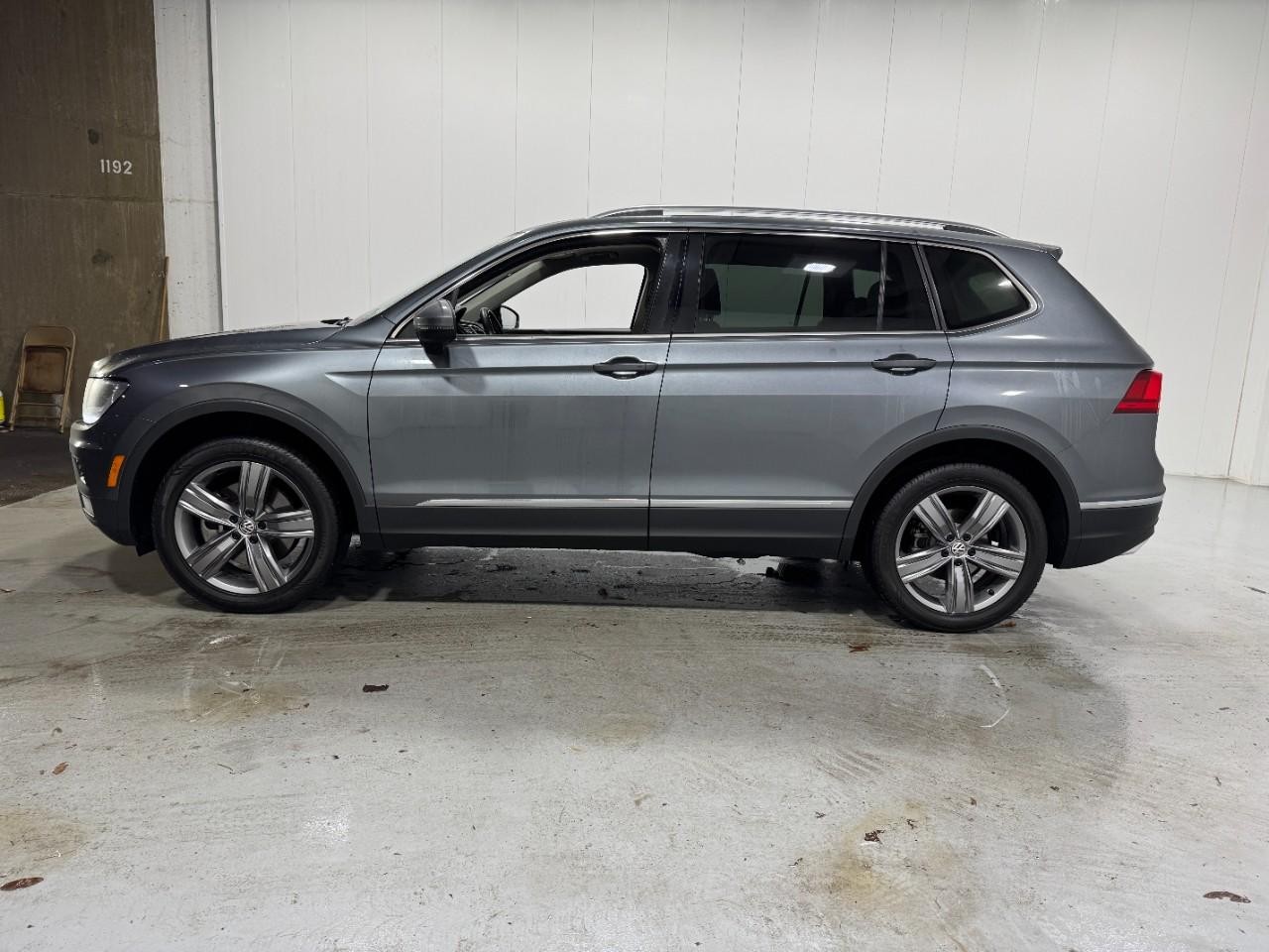 Volkswagen Tiguan Vehicle Full-screen Gallery Image 2