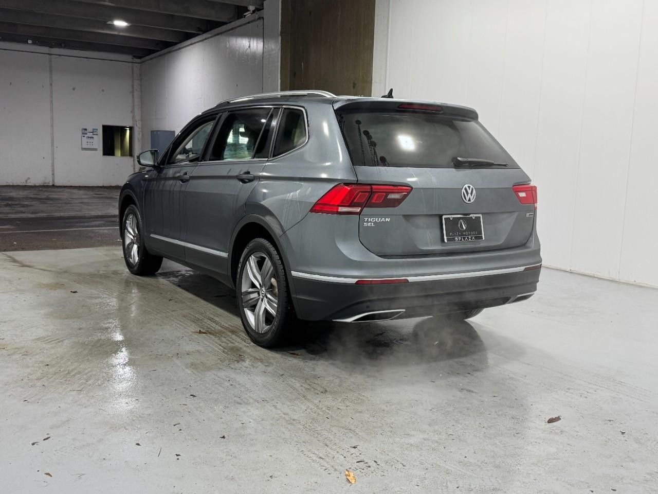 Volkswagen Tiguan Vehicle Full-screen Gallery Image 3