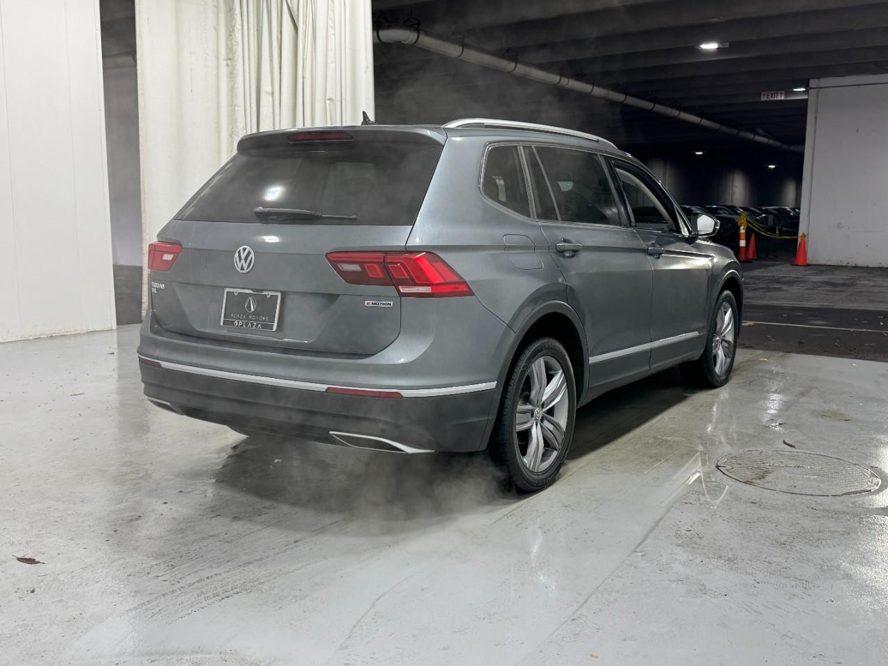Volkswagen Tiguan Vehicle Full-screen Gallery Image 4