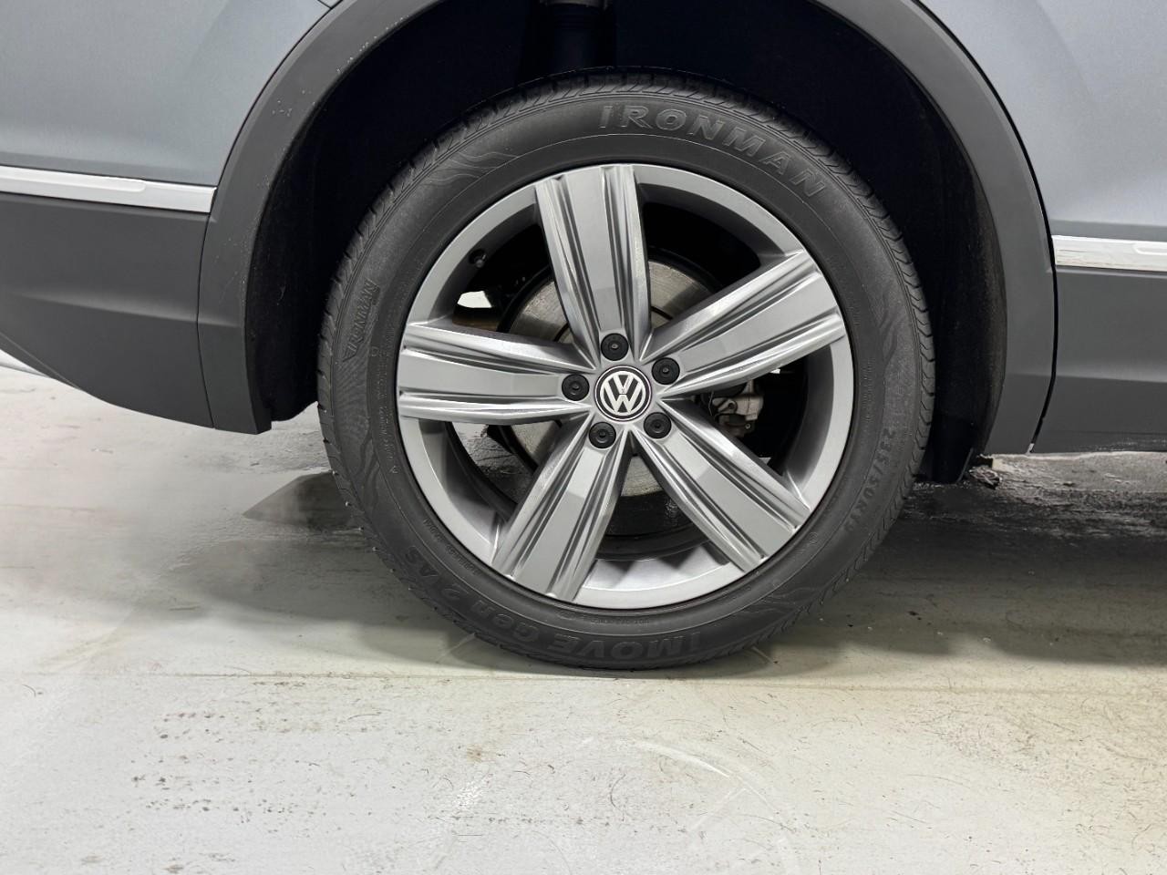 Volkswagen Tiguan Vehicle Full-screen Gallery Image 5