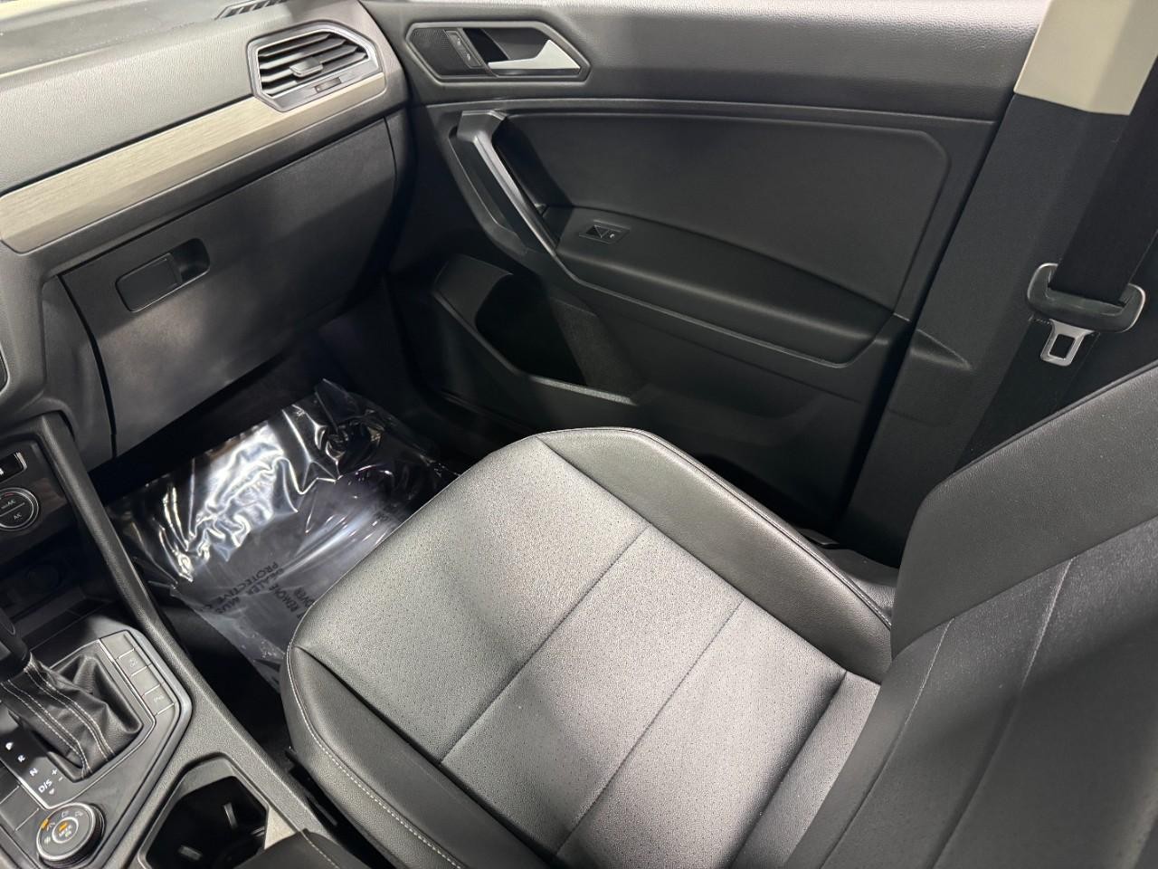 Volkswagen Tiguan Vehicle Full-screen Gallery Image 17