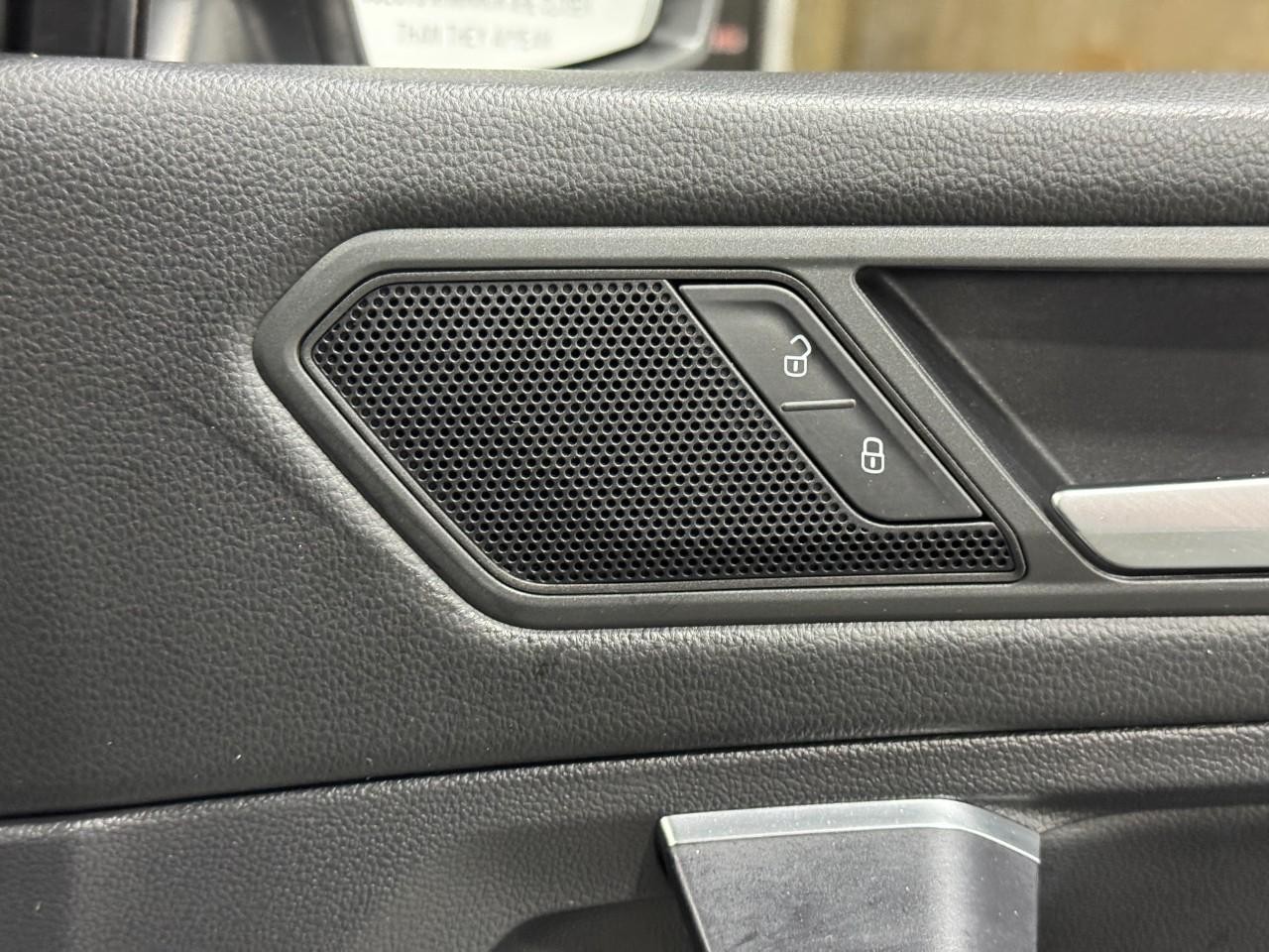 Volkswagen Tiguan Vehicle Full-screen Gallery Image 21