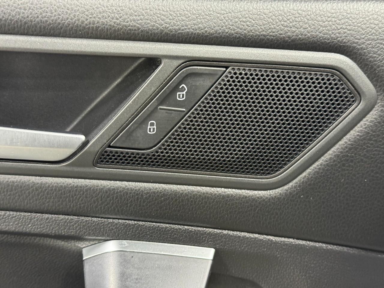 Volkswagen Tiguan Vehicle Full-screen Gallery Image 23