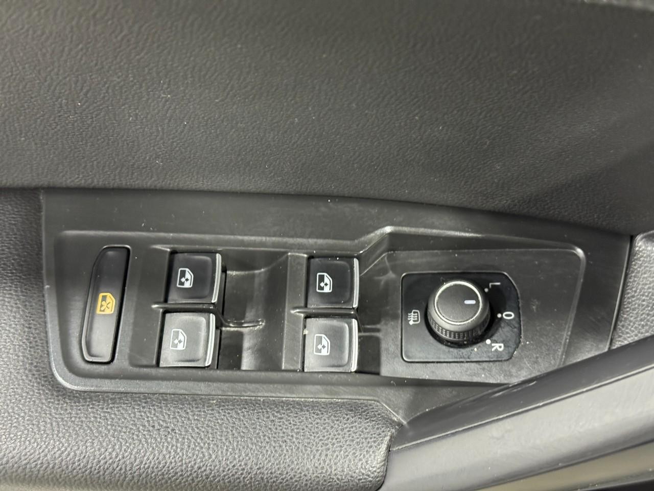 Volkswagen Tiguan Vehicle Full-screen Gallery Image 25