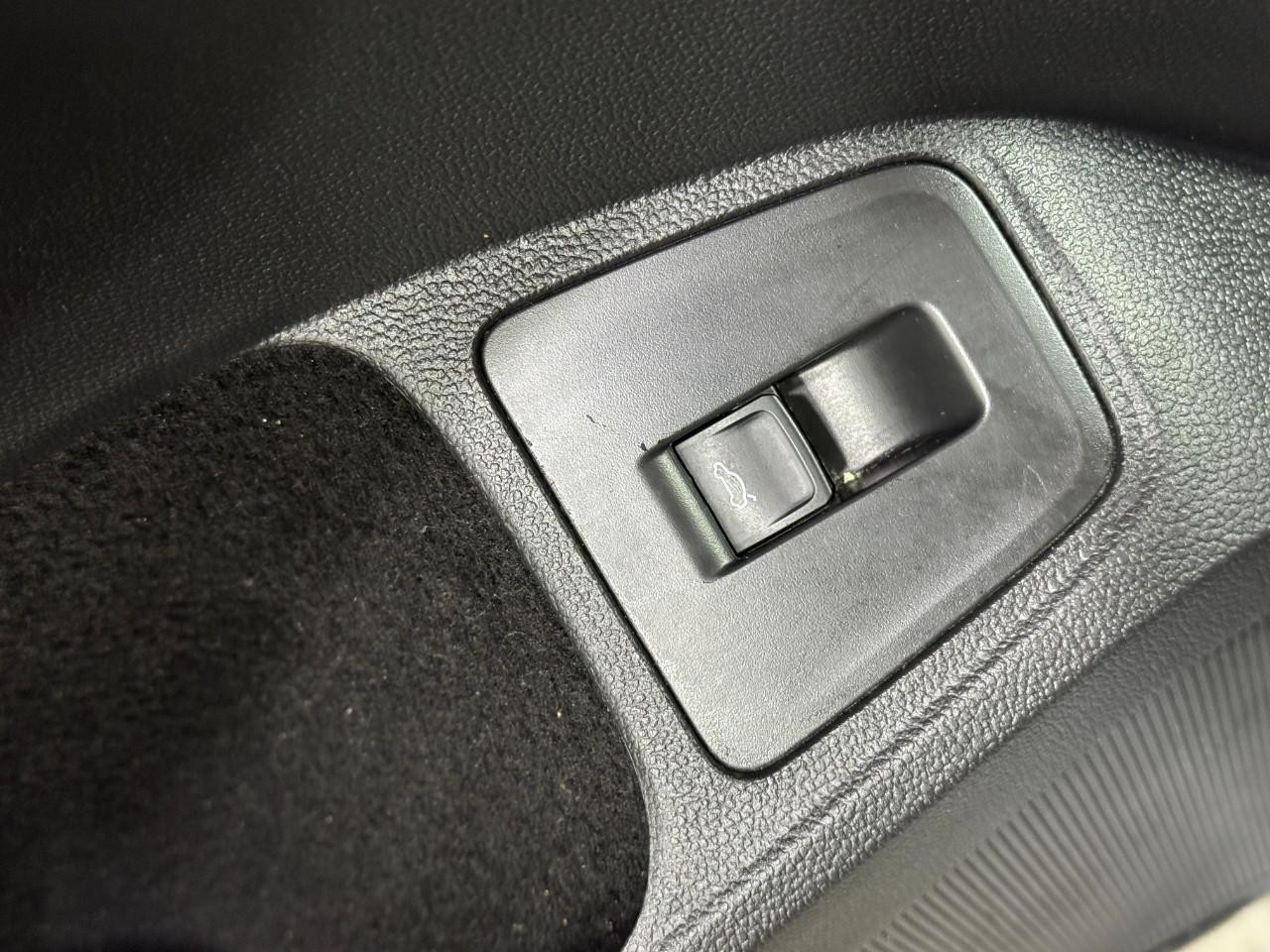 Volkswagen Tiguan Vehicle Full-screen Gallery Image 26