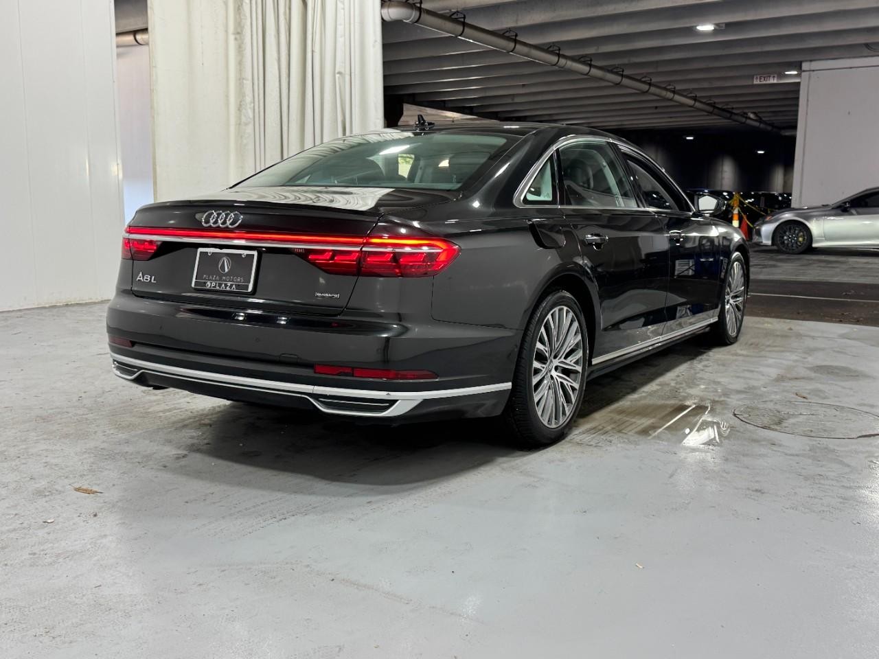 Audi A8 L Vehicle Full-screen Gallery Image 4