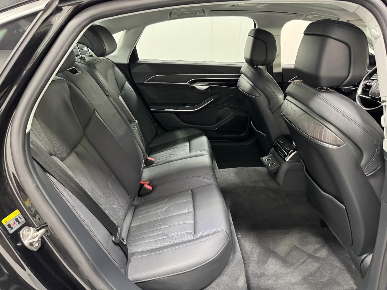 Audi A8 L Vehicle Full-screen Gallery Image 10