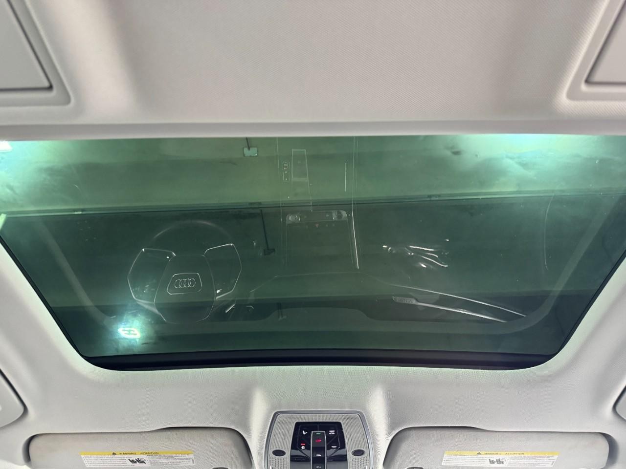 Audi A8 L Vehicle Full-screen Gallery Image 11