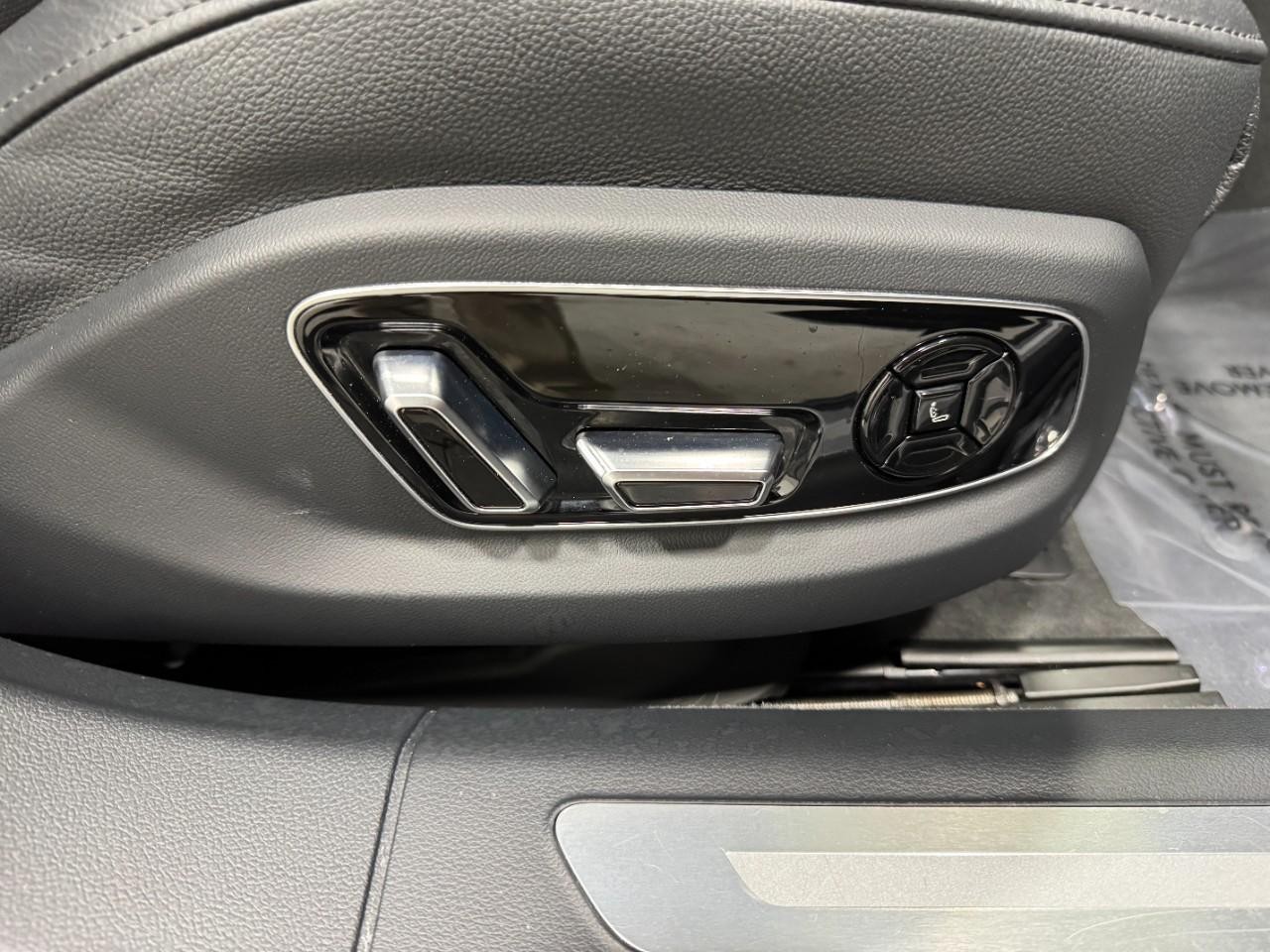 Audi A8 L Vehicle Full-screen Gallery Image 20