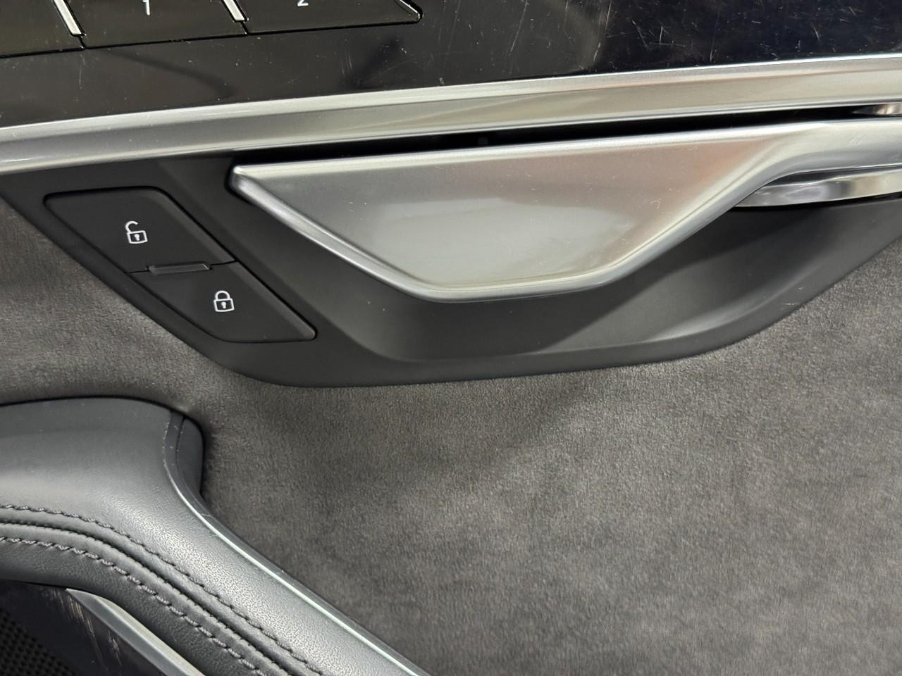 Audi A8 L Vehicle Full-screen Gallery Image 22