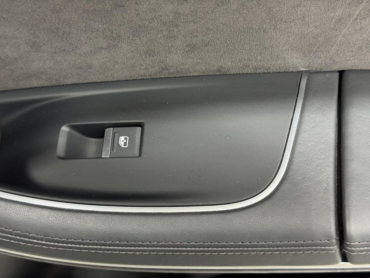 Audi A8 L Vehicle Full-screen Gallery Image 23