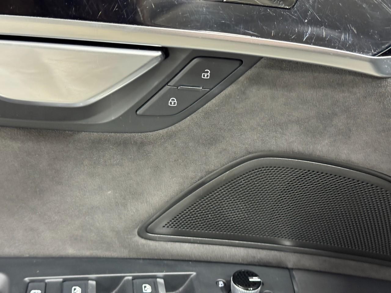 Audi A8 L Vehicle Full-screen Gallery Image 25