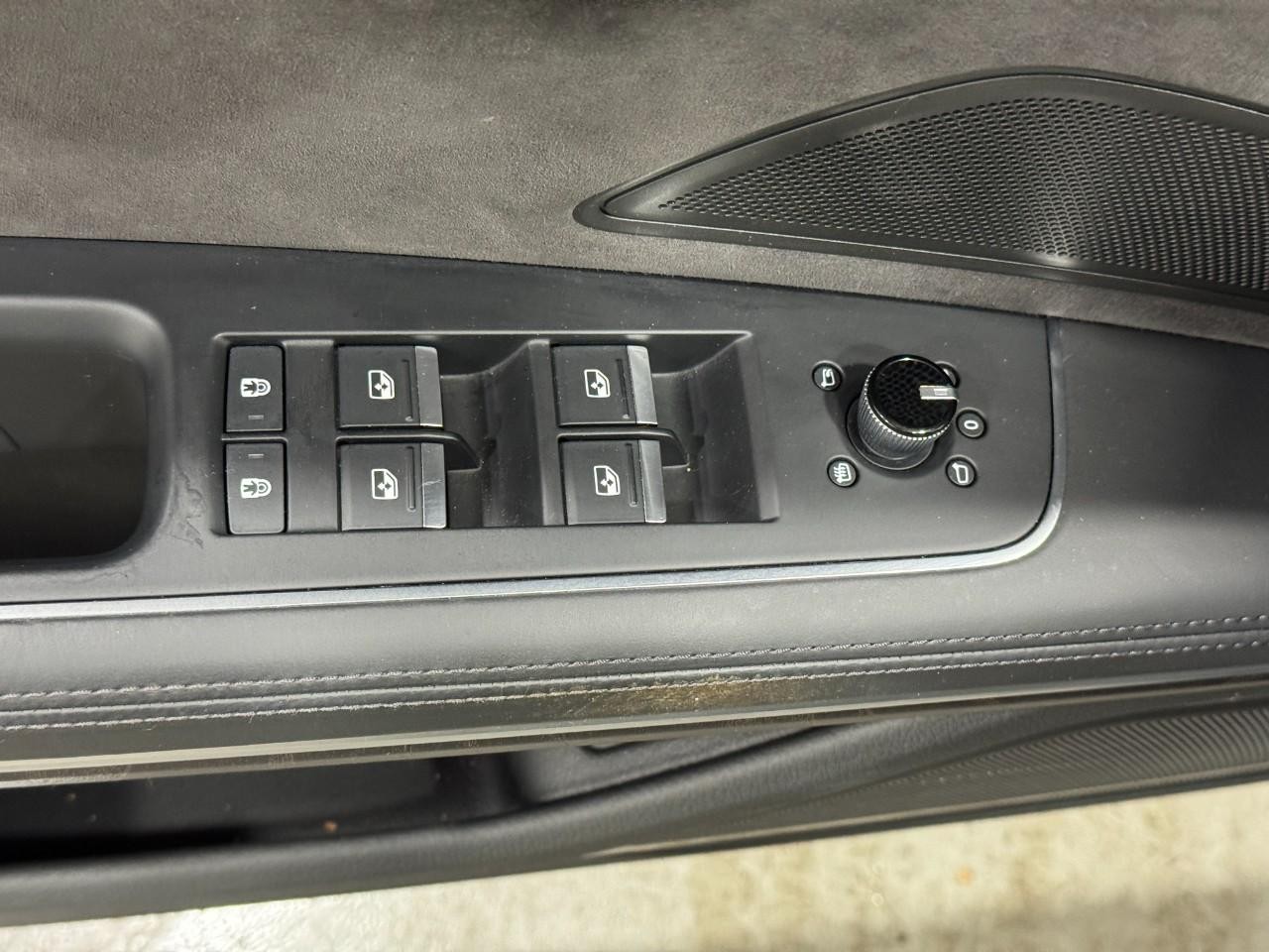 Audi A8 L Vehicle Full-screen Gallery Image 26