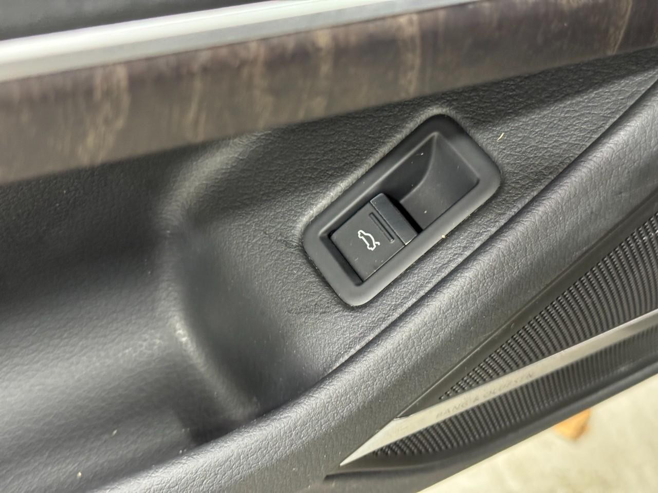 Audi A8 L Vehicle Full-screen Gallery Image 27